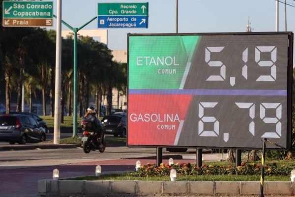 Telão de posto de combustíveis mostra preços de gasolina e etanol após redução de ICMS à beira de rodovia em Copacabana - Metrópoles