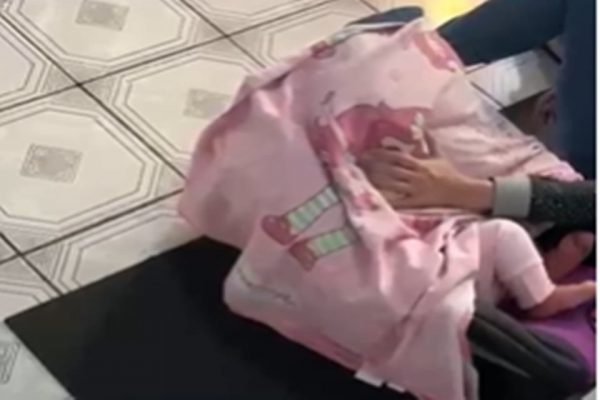 Vídeo mostra diretora de creche tentado sufocar criança