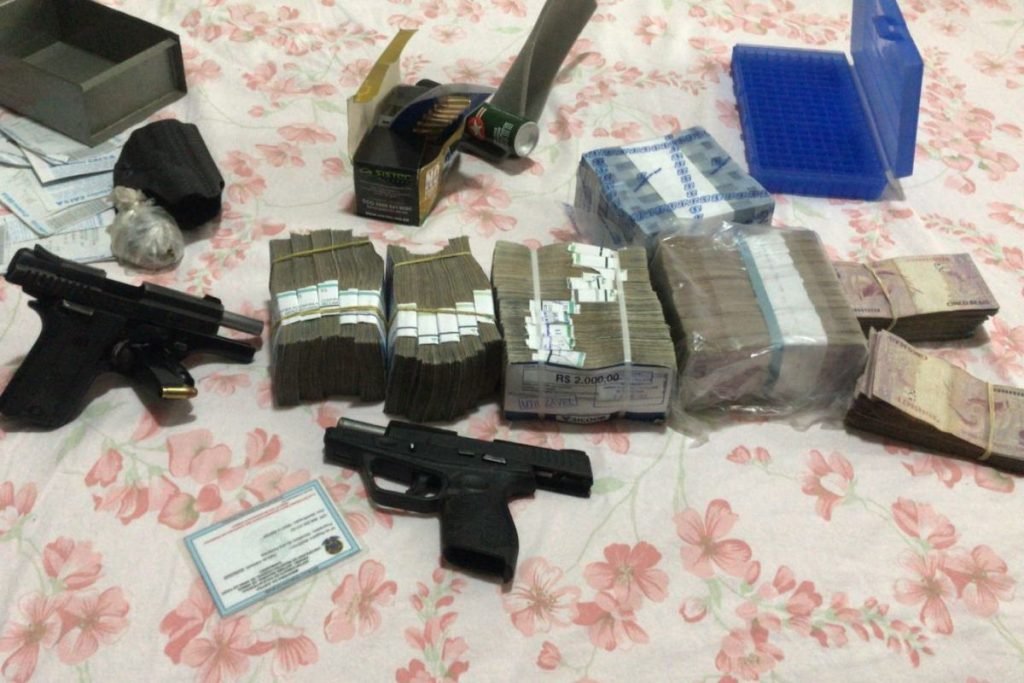armas e dinheiro