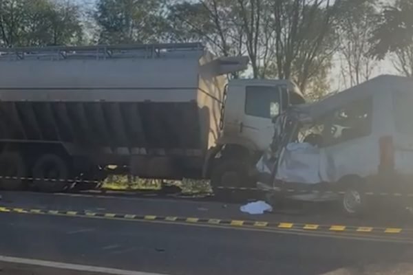 Acidente entre van e caminhão em Constantina