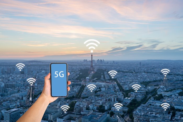 Pessoa segurando celular com a o nome 5G escrito na tela - Metrópoles