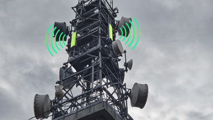 Torre de comunicação em preto e branco - Metrópoles