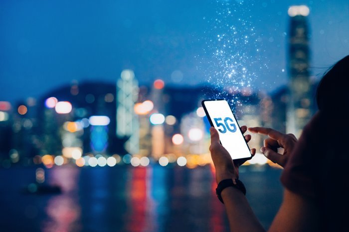 Pessoa segurando celular com a o nome 5G escrito na tela - Metrópoles