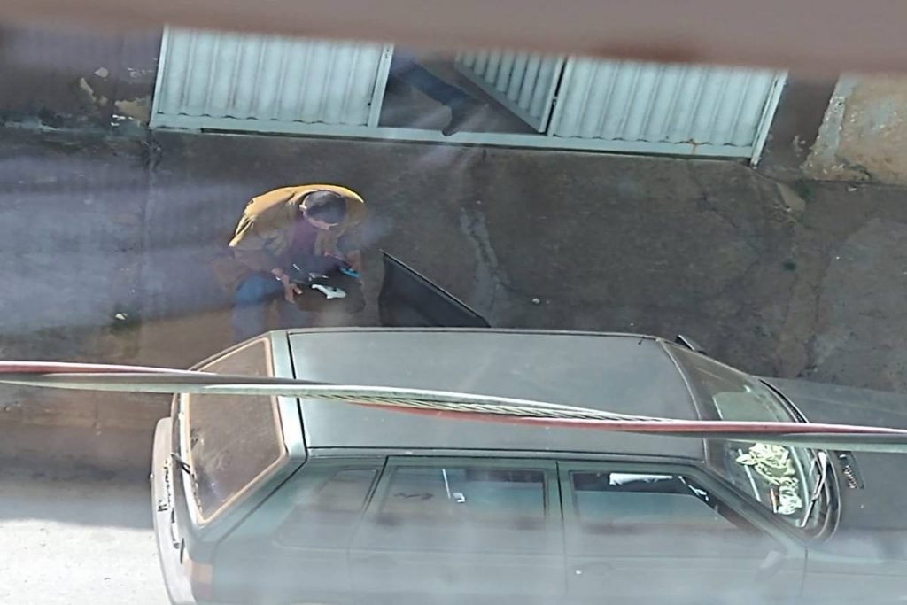 Thief keeps stolen objects in car - Metropolis