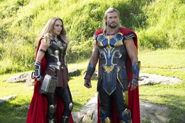 cardoso on X: Curioso que hipersexualização só é problema com mulher,  mas a Marvel não libera um decote, já homem tão sempre sem camisa, Thor  tira a roupa em todos os filmes.