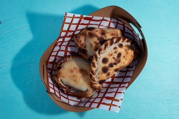 Empanadas de arne angus, gorgonzola com cebola morada e carne seca com abóbora do De Paulina Bodegon