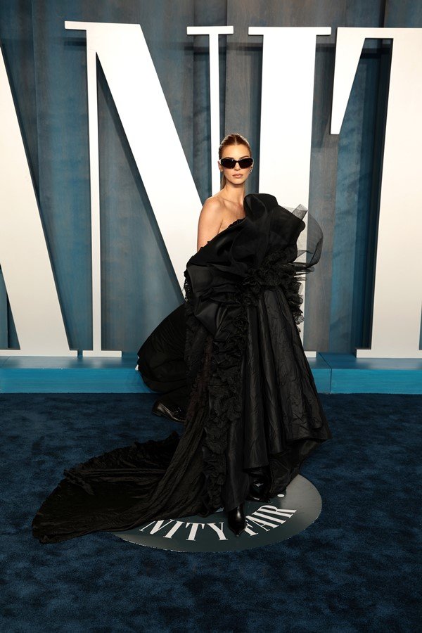 Na imagem com cor, Kendall Jenner com vestido preto