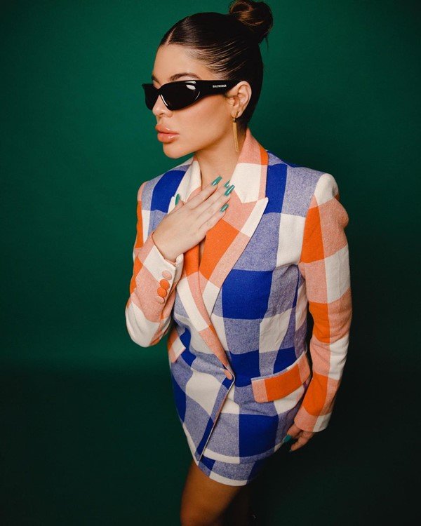 Na imagem com cor, Gkay posa com óculos da Balenciaga