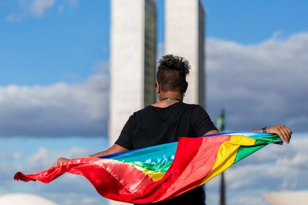 Pessoa defendendo a bandeira LGBT- Metrópoles