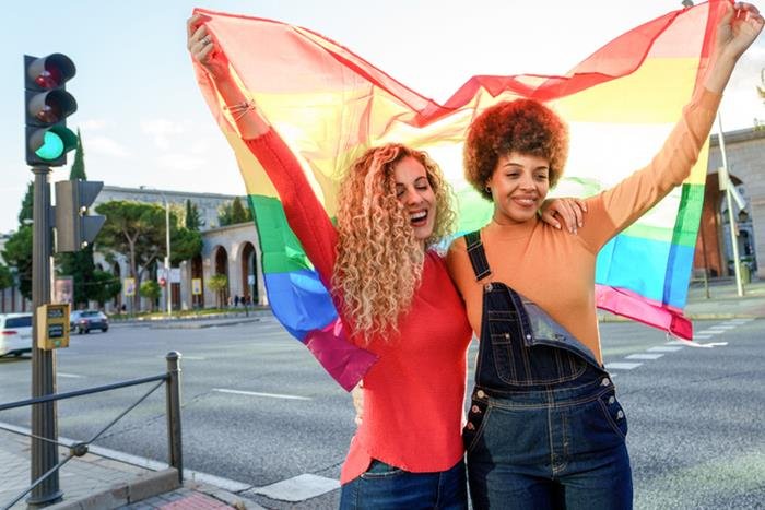 Pessoas que apoiam a bandeira LGBT- Metrópoles