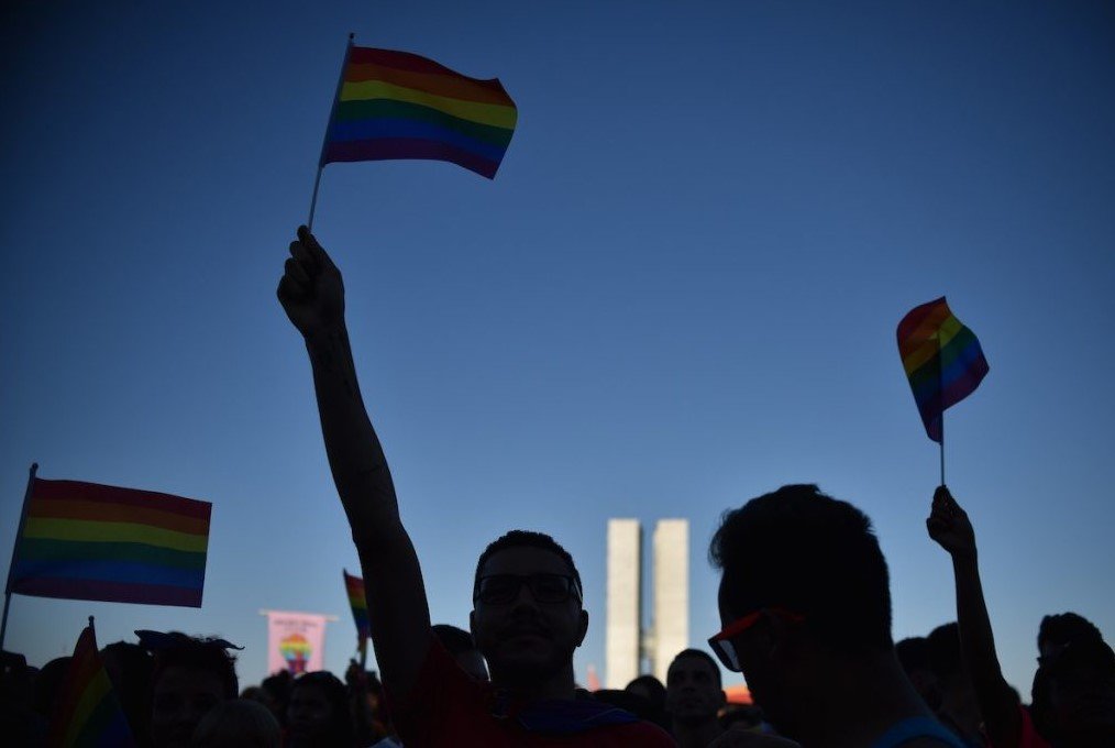 Pessoas que apoiam a bandeira LGBT- Metrópoles