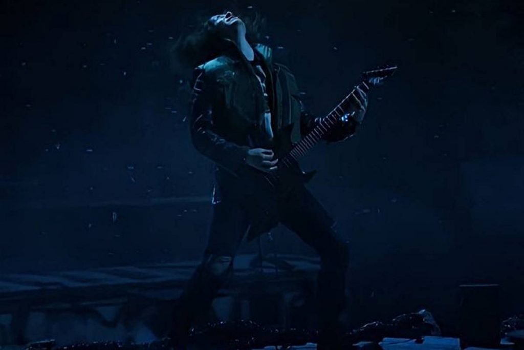 Stranger Things: Ator de Eddie ensaia Metallica para cena; veja vídeo