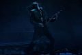 homem tocando guitarra