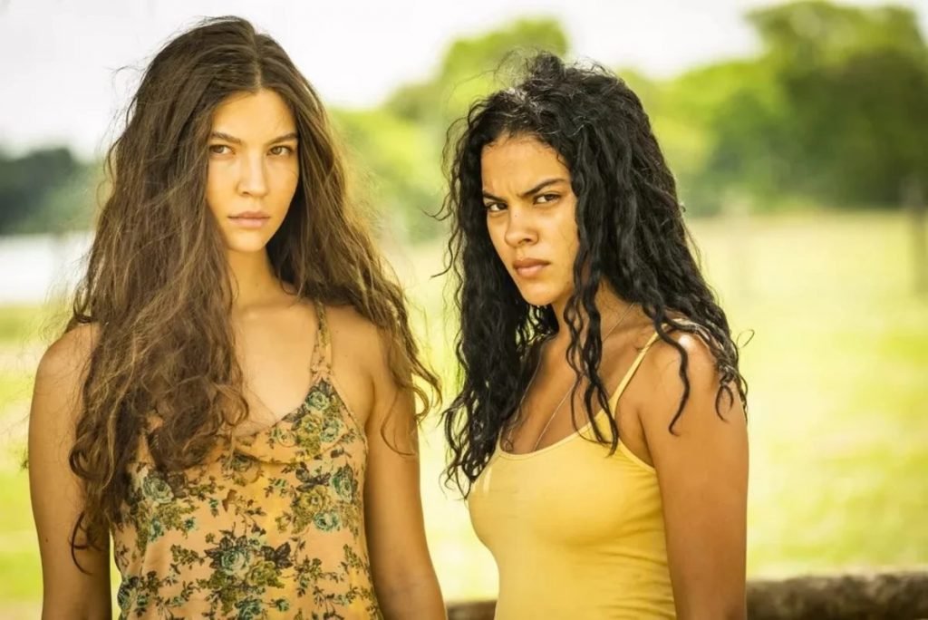 Foto colorida com elenco de Pantanal