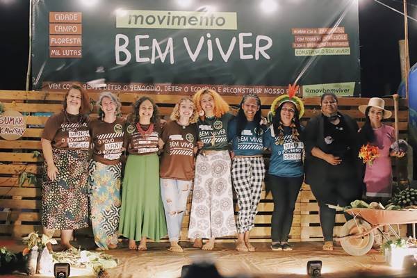 Fotografia colorida de grupo de nove pessoas