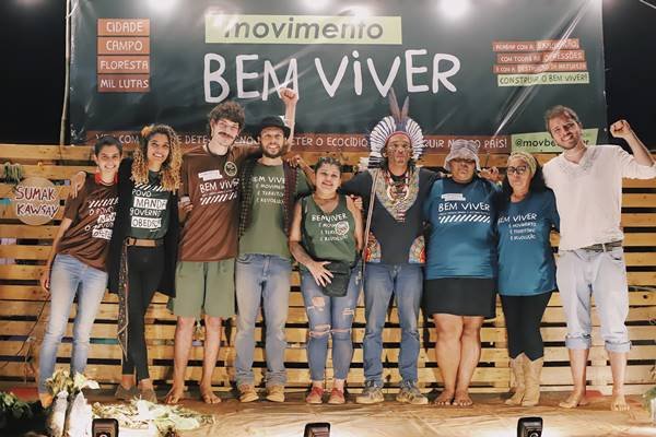 Fotografia colorida de grupo de nove pessoas