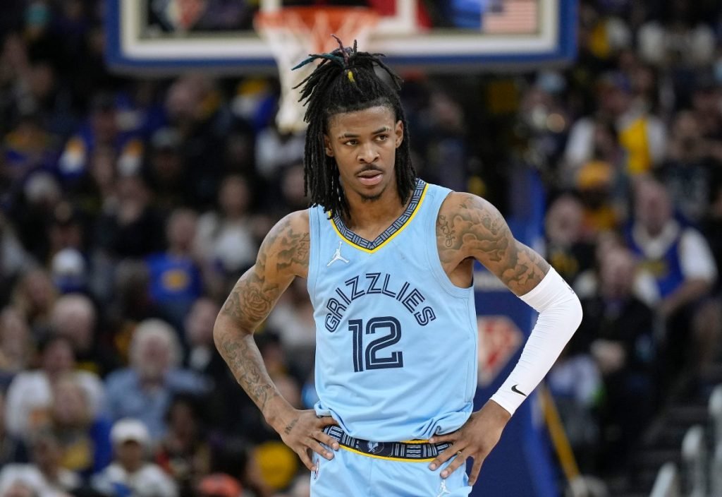 Ja Morant é suspenso pela NBA após exibir arma de fogo em rede social