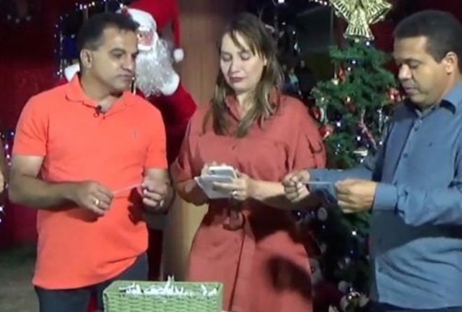O deputado federal Maranhãozinho (à esquerda) na live na qual sorteou dinheiro