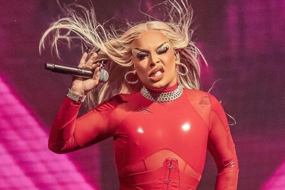 Foto colorida de Gloria Groove em palco - metrópoles
