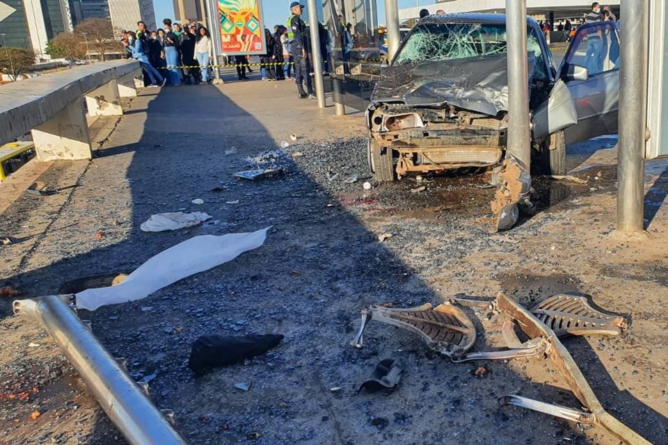 Carro aps acidente grave na Rodoviria - Metrpoles