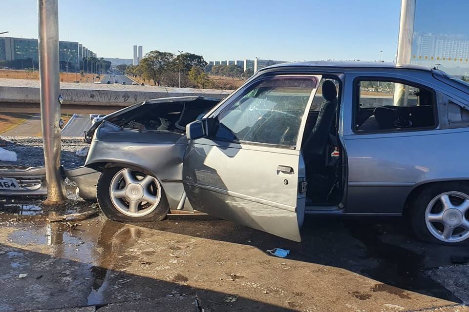 Carro após acidente na Rodoviária - Metrópoles