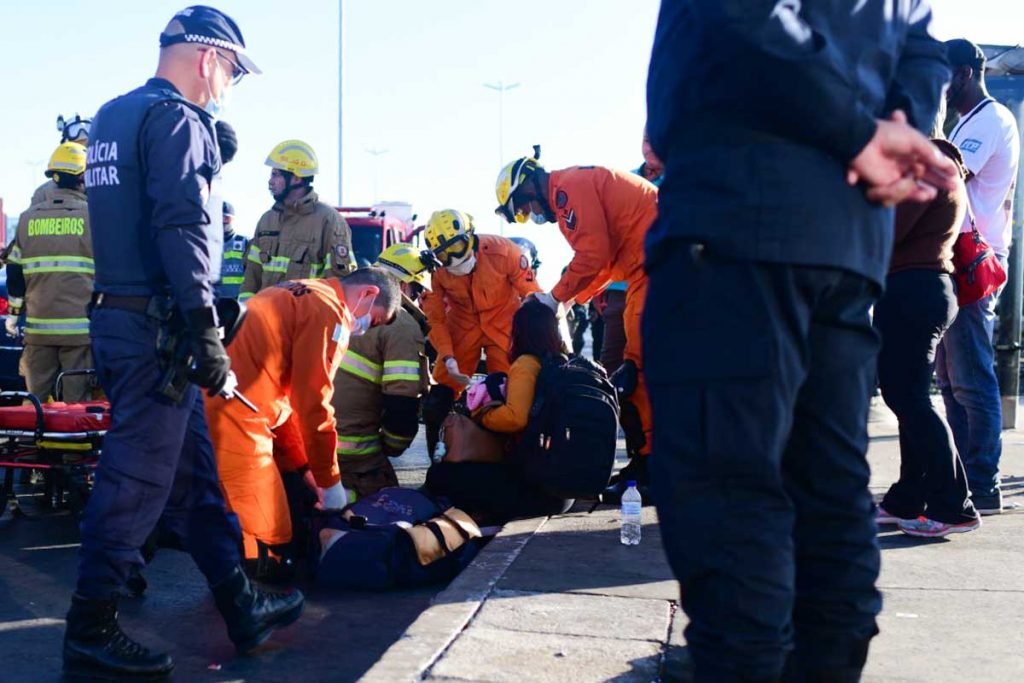 Bombeiros atendem pessoas na calçada, após acidente na plataforma da rodoviaria