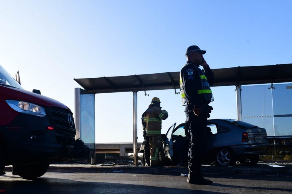 Entre as vítimas estão uma criança de colo e quatro adultos, um deles, do sexo feminino, em estado grave após ter sido prensado pelo carro — seria a mãe do bebê