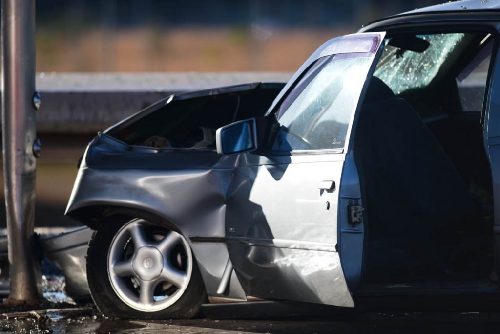 Carro destroido após acidente na plataforma da rodoviaria