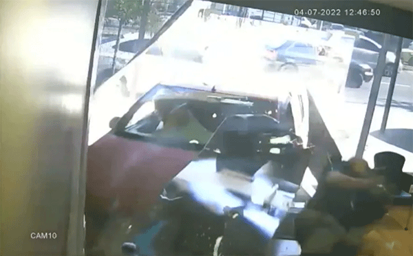 Homem é atingido por carro desgovernado no Rio