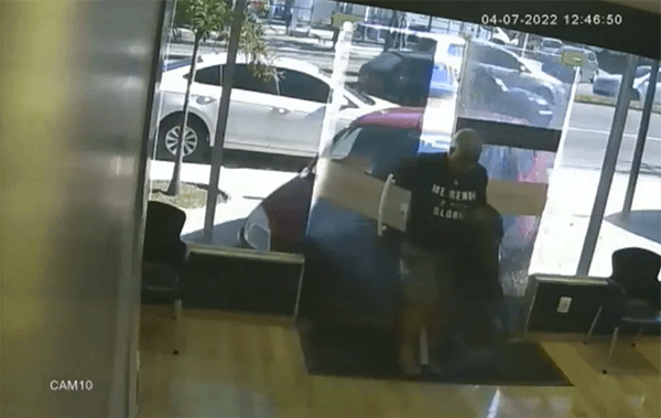 Homem é atingido por carro desgovernado no Rio