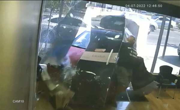 Homem é atingido por carro desgovernado no Rio