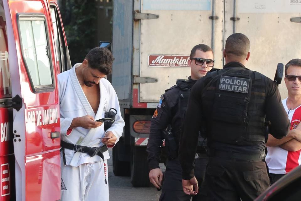 Cauã Reymond sofre acidente de carro no Rio de Janeiro