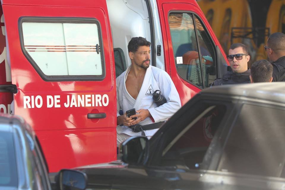 Cauã Reymond sofre acidente de carro no Rio de Janeiro