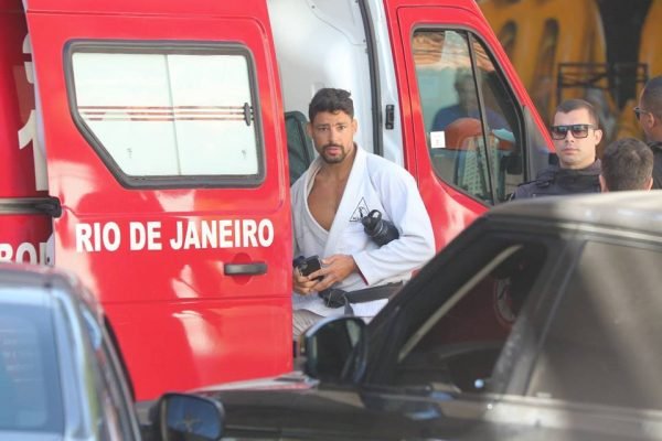 Cauã Reymond sofre acidente de carro no Rio de Janeiro