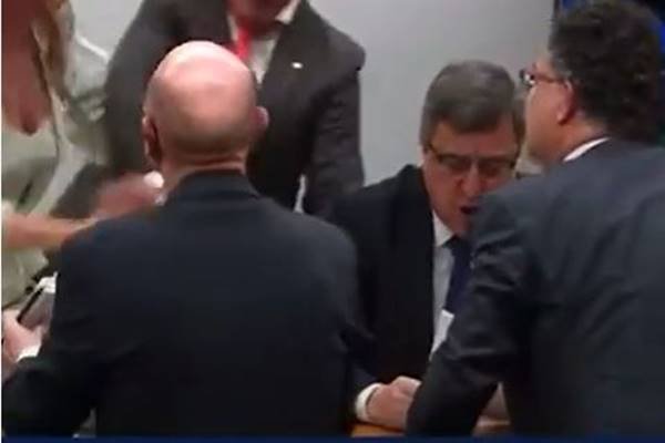 Deputada Celina Leão (PP-DF) reage a deputado Reginaldo Lopes (PT-MG) batendo em sua mesa durante confusão em leitura de relatório em comissão na Câmara dos Deputados - Metrópoles