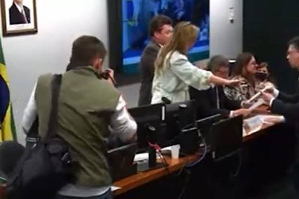 Deputada Celina Leão (PP-DF) reage a deputado Reginaldo Lopes (PT-MG) batendo em sua mesa durante confusão em leitura de relatório em comissão na Câmara dos Deputados - Metrópoles
