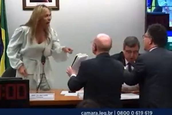 Deputada Celina Leão (PP-DF) reage a deputado Reginaldo Lopes (PT-MG) batendo em sua mesa durante confusão em leitura de relatório em comissão na Câmara dos Deputados - Metrópoles