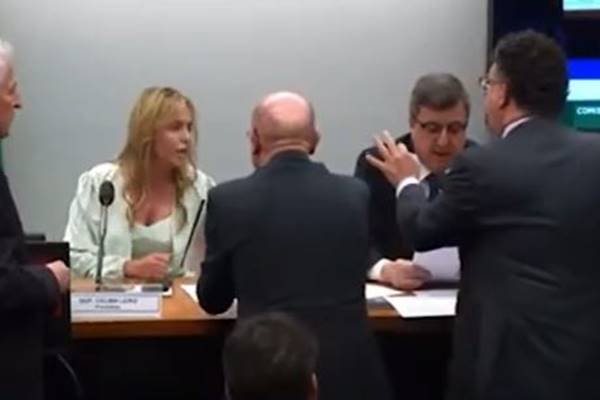 Deputada Celina Leão (PP-DF) reage a deputado Reginaldo Lopes (PT-MG) batendo em sua mesa durante confusão em leitura de relatório em comissão na Câmara dos Deputados - Metrópoles