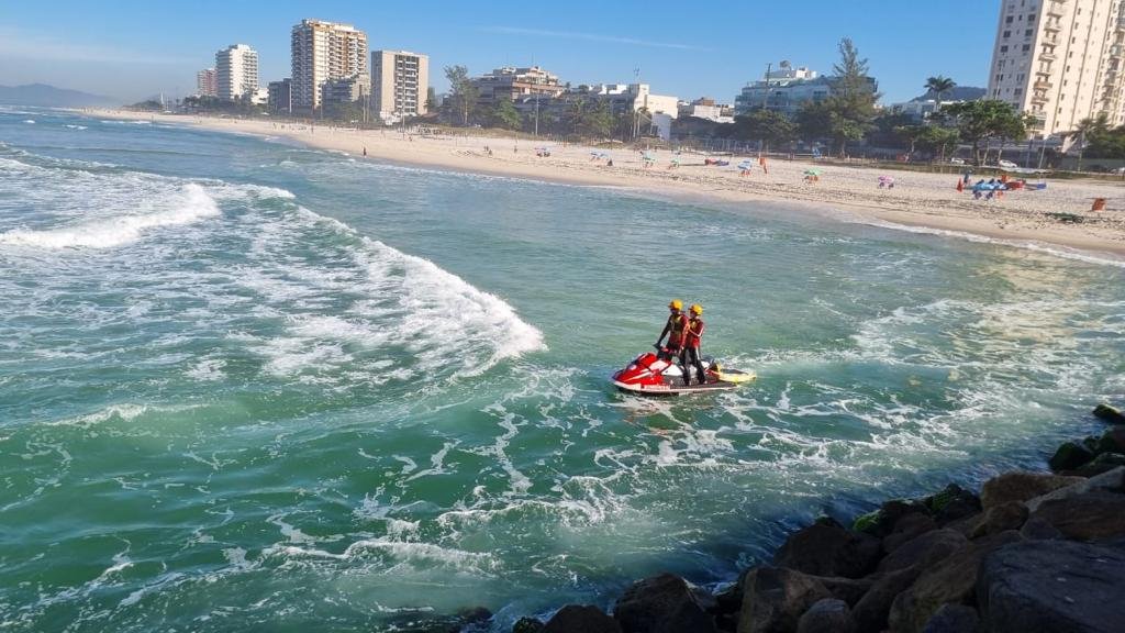 Jovem morre e outro está desaparecido após afogamento na Barra, no RJ 1