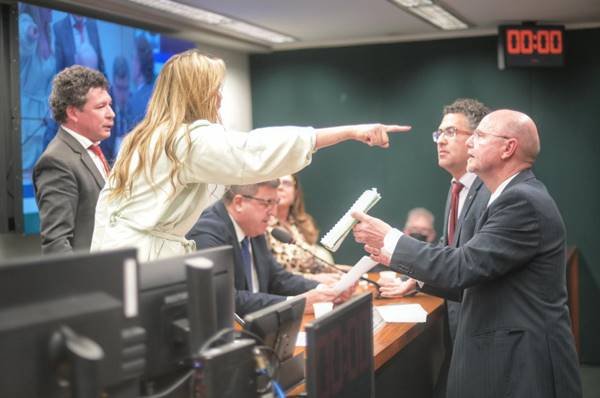 Deputada Celina Leão (PP-DF) reage a deputado Reginaldo Lopes (PT-MG) batendo em sua mesa durante confusão em leitura de relatório em comissão na Câmara dos Deputados - Metrópoles