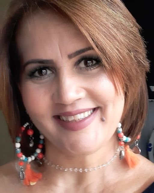 Gisele Boaventura Silva, mulher que morreu arremessada de plataforma da Rodoviária do Plano Piloto, em foto. Ela sorri e é branca, tem cabelo chanel liso e usa brincos coloridos - Metrópoles