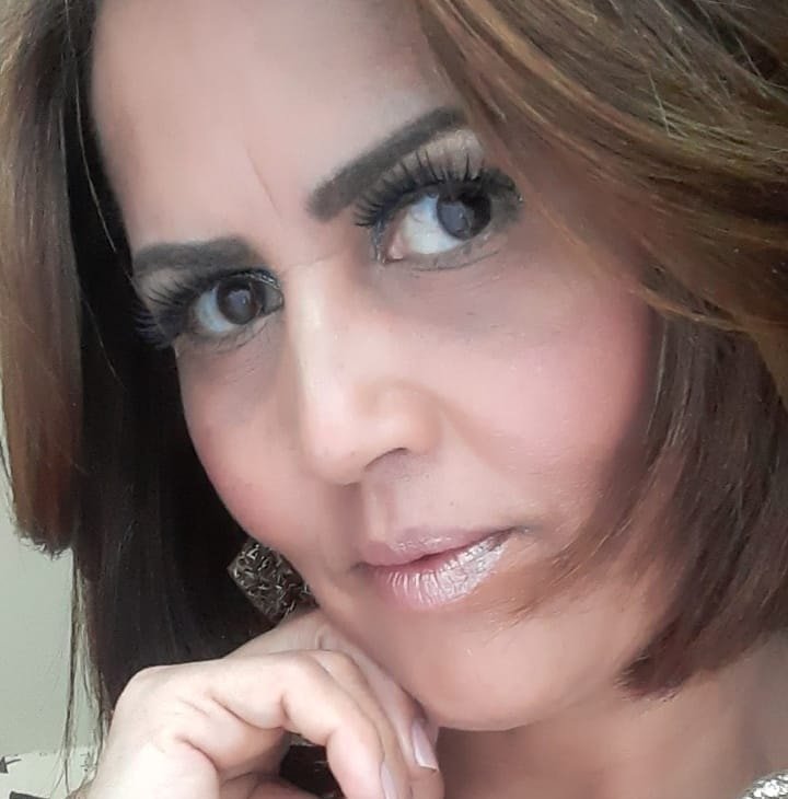 Gisele Boaventura Silva, mulher que morreu arremessada de plataforma da Rodoviária do Plano Piloto, em foto. Ela sorri e é branca, tem cabelo chanel liso e usa brincos dourados - Metrópoles