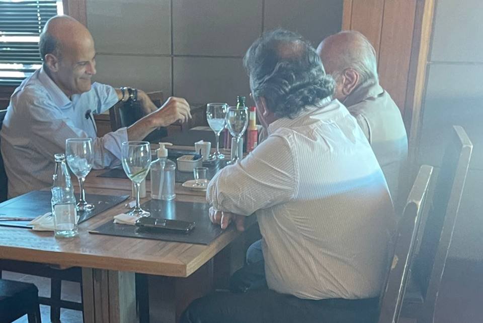O vice-governador Paco Britto almoça com Georges Michel, presidente do PDT-DF. Eles estão sentados à mesa na companhia de mais um homem, com taças e garrafas de água a sua frente - Metrópoles