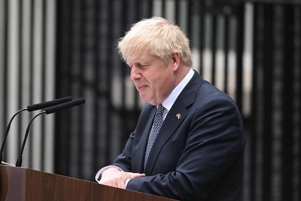 O primeiro-ministro do Reino Unido, Boris Johnson, se dirige à nação ao anunciar sua renúncia do lado de fora da 10 Downing Street em 7 de julho de 2022 em Londres, Inglaterra. Após um mandato turbulento, Boris Johnson renunciará hoje aos cargos de líder do Partido Conservador e primeiro-ministro, após sofrer pressão de seu partido. Eton e Alexander Boris de Pfeffel Johnson, formado em Oxford, deputado por Uxbridge e South Ruislip, foi eleito primeiro-ministro nas eleições gerais de 2019