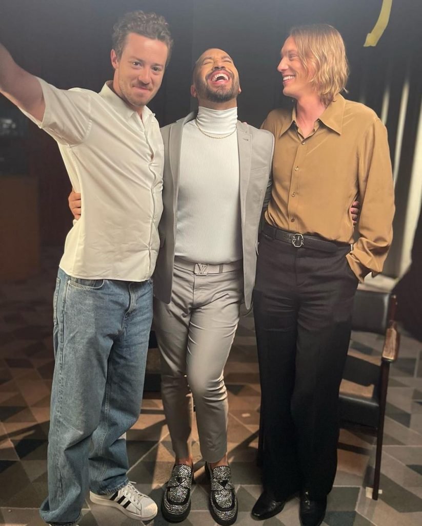 Foto colorida de Gil do Vigor, Joseph Quinn e Jamie Campbell Bower