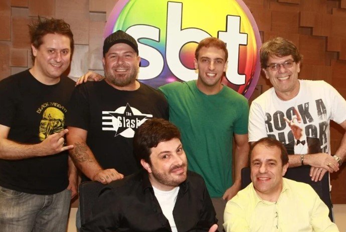 Homens aglomerados em frente ao símbolo do SBT- Metrópoles