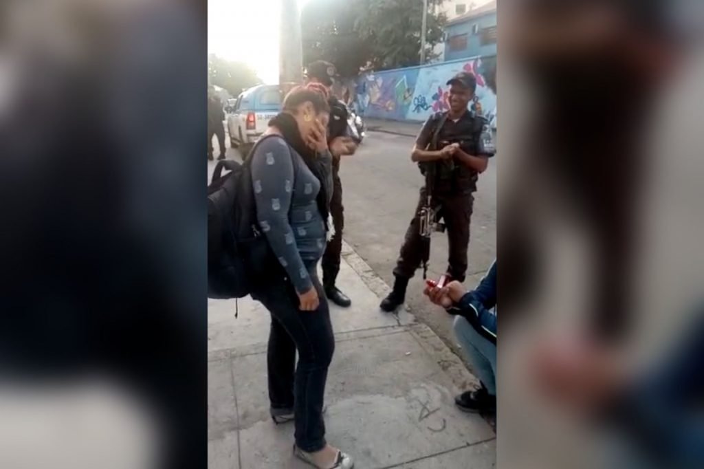 Homem finge ser preso e pede namorada em casamento no Rio