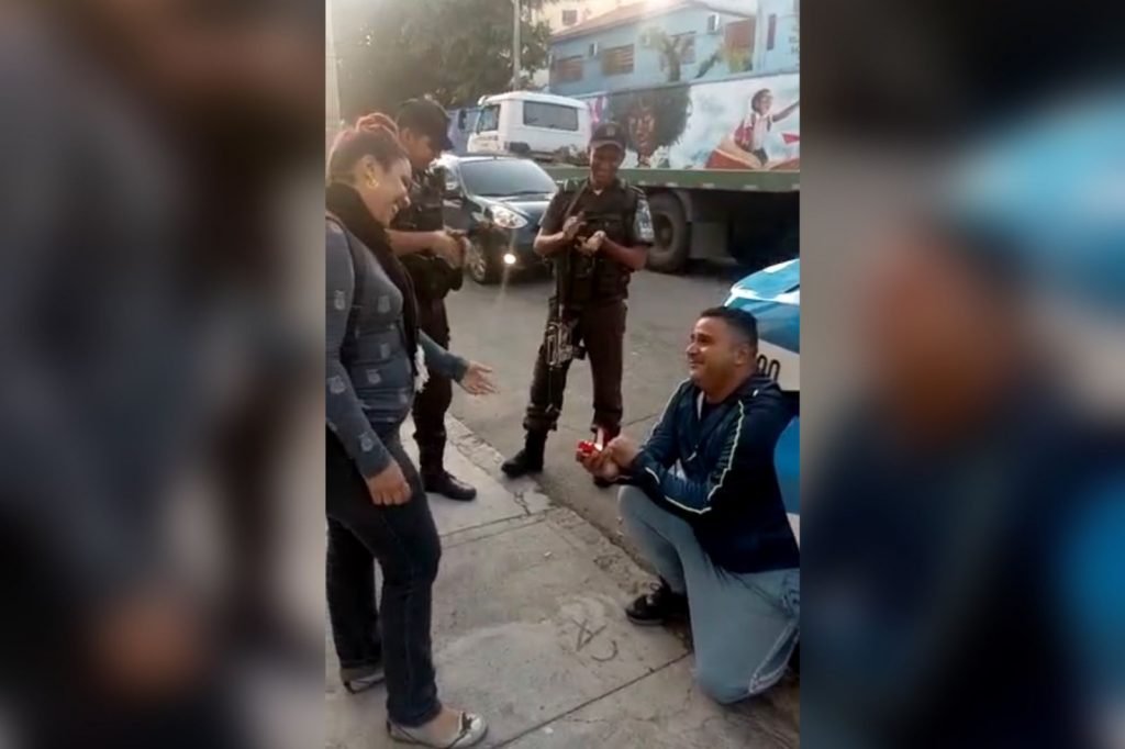 Homem finge ser preso e pede namorada em casamento no Rio