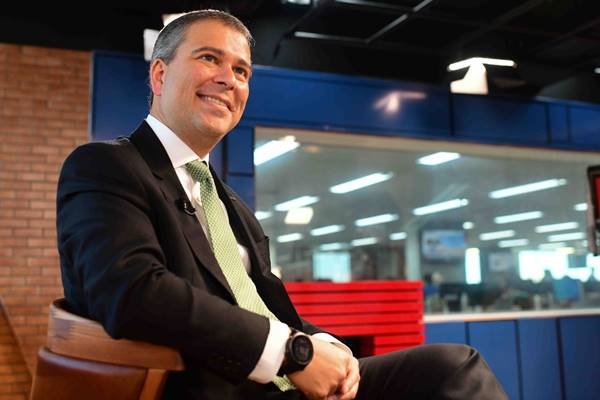 Presidente do BRB, Paulo Henrique Costa, sorri durante entrevista na redação do Metrópoles. Ele é branco, tem cabelo liso, curto e grisalho e usa terno, sentado - Metrópoles