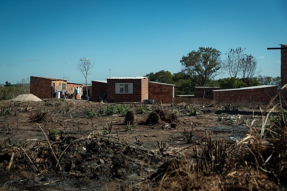 Casas de alvenaria pequenas construídas em descampado numa invasão do Sol Nascente próxima à parque - Metrópoles